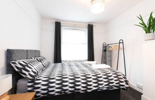 Stonnall House | 4 Bedroom House with 7 Beds and 2 Bathrooms-Available for Families and Extended FlexibleStays