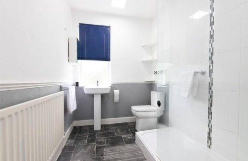 Stonnall House | 4 Bedroom House with 7 Beds and 2 Bathrooms-Available for Families and Extended FlexibleStays