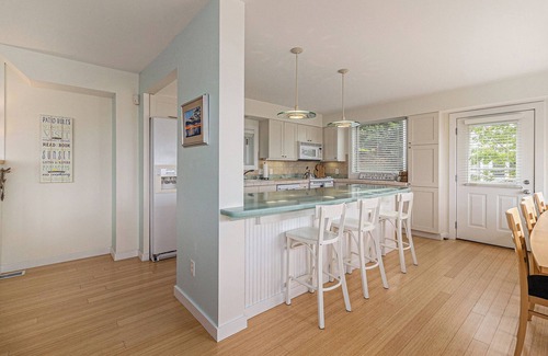 Montague Cottage | 4-bedroom Lake Michigan beach cottage in Montague with WiFi, AC