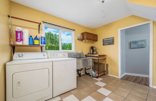Vernon House | 4 bedroom - Lakefront Home - Private Beach - Close to Town