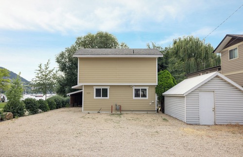 Vernon House | 4 bedroom - Lakefront Home - Private Beach - Close to Town