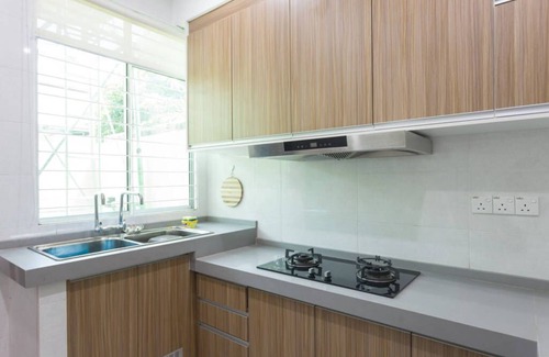 Tanjung Aru House | 4 Bedroom Landed House. Party friendly and close to beach.
