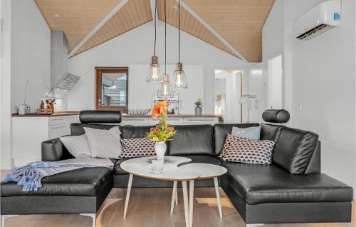 Grønninghoved Strand House | 4 Bedroom Lovely Home In Sjølund