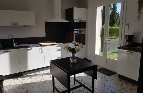 Entrechaux House | 4 Bedroom Private vacation home in MalaucÃ¨ne