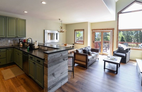 Four O'Clock House | 4 bedroom Ski In/Out Luxury Townhome with Private Hot Tub!
