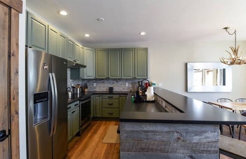 Four O'Clock House | 4 bedroom Ski In/Out Luxury Townhome with Private Hot Tub!