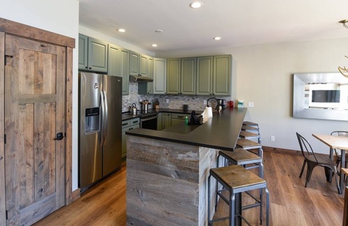 Four O'Clock House | 4 bedroom Ski In/Out Luxury Townhome with Private Hot Tub!