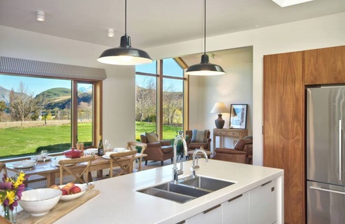 Lake Hayes House | 4 bedroom + spa + family friendly