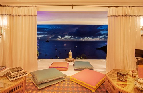 Flamands Villa | 4 bedroom villa offering a spectacular view of the yachts and the port of Gustav