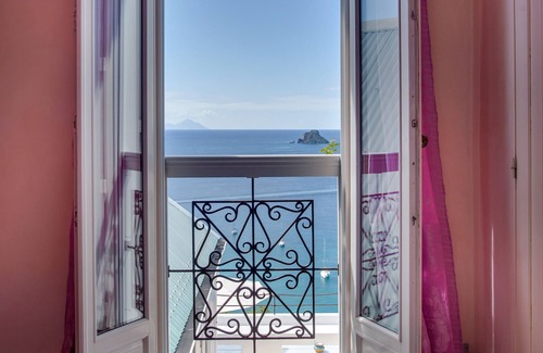 Flamands Villa | 4 bedroom villa offering a spectacular view of the yachts and the port of Gustav