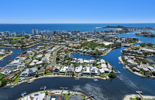 Mooloolaba House | 4 bedroom waterfront dream holiday home and small pet friendly