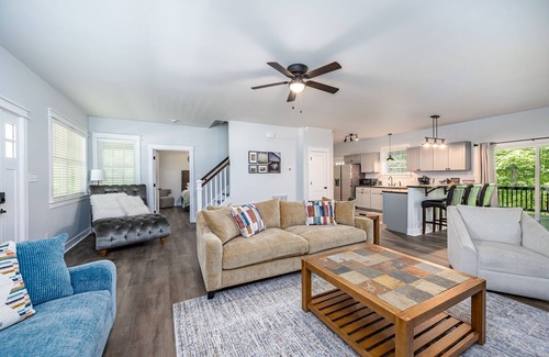 Lanexa House | 4-bedroom waterfront homestead near Williamsburg with WiFi, AC. Book now
