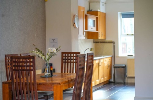 Frampton House | 4 Bedroomed - Large Family Home