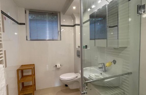 Unterrath Apartment | 4 bedrooms, 2 bathrooms, kitchen, terrace - 10 min to fairground