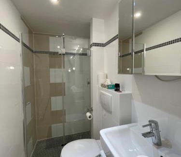 Unterrath Apartment | 4 bedrooms, 2 bathrooms, kitchen, terrace - 10 min to fairground