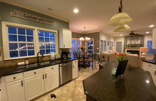 Jamestown House | 4 bedrooms/Hot tub/playground/trails/Market/Wyndham/Coliseum