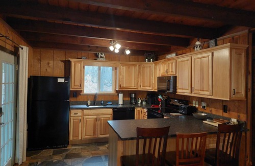 Bushkill House | 4 BR, 3FULL Ba, King Bed, 7 TVs, Fireplace, EPIC Gameroom, FirePit, A/C!
