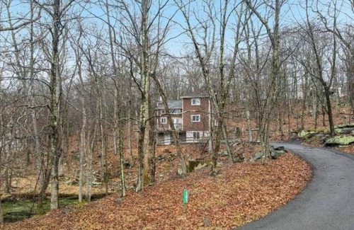 Bushkill House | 4 BR, 3FULL Ba, King Bed, 7 TVs, Fireplace, EPIC Gameroom, FirePit, A/C!