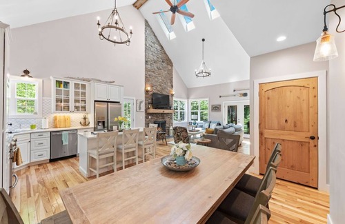 Harbert House | 4 BR 4 BA Cottage - Walk to Private BEACH!