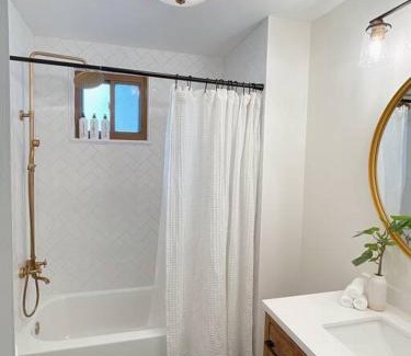 East Central House | 4 Br charming Bungalow Near Liberty Park and Sugarhouse