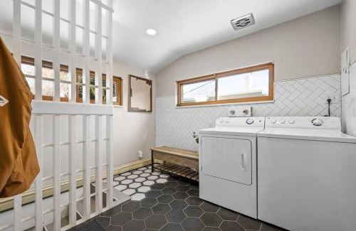 East Central House | 4 Br charming Bungalow Near Liberty Park and Sugarhouse
