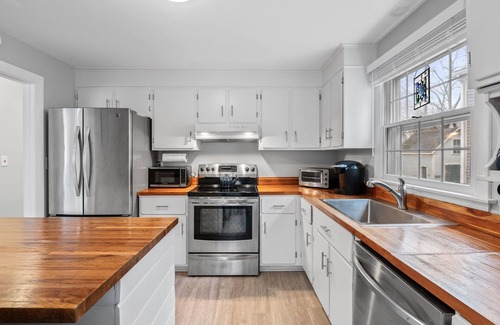 Rockport House | 4 BR Home l Walk to Beaches & Downtown l Reserved Parking & Beach Gear included