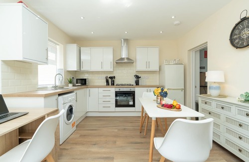 Netley House | 4 BR House w/Free Parking & Garden up to 8 PPL