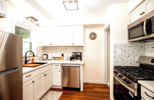 South Euclid House | 4-BR Luxe Retreat: AC,Hot Tub, deck, sunroom,Xbox