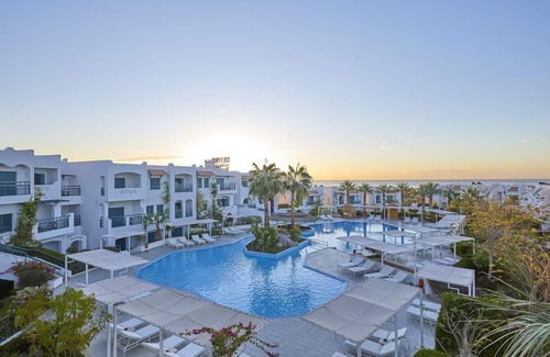 Sharm El Sheikh Hotel | 4 Bright Rooms with Balcony and Outdoor Pool Near Domina Coral Bay Beach