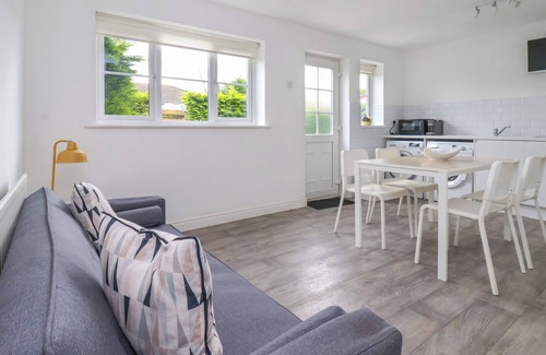 South Cave Cottage | 4 CASTLE MEWS, pet friendly, with a garden in South Cave