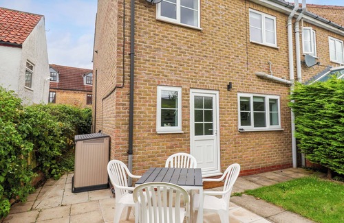 South Cave Cottage | 4 CASTLE MEWS, pet friendly, with a garden in South Cave