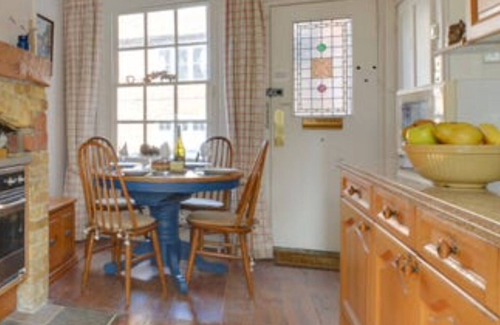 Wingham Cottage | 4* CHARACTER COUNTRY COTTAGE HEART OF VILLAGE S/C SLEEPS 4 WIFI GARDEN PARKING