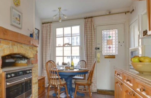 Wingham Cottage | 4* CHARACTER COUNTRY COTTAGE HEART OF VILLAGE S/C SLEEPS 4 WIFI GARDEN PARKING