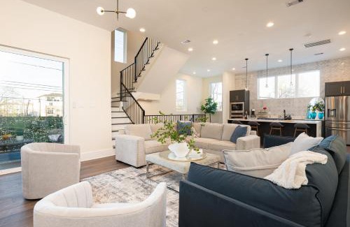 Washington Ave./ Memorial Park House | 4-Level Modern Luxury w Cozy Rooftop near Downtown