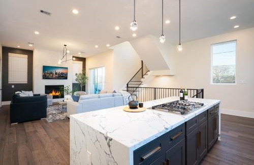 Washington Ave./ Memorial Park House | 4-Level Modern Luxury w Cozy Rooftop near Downtown