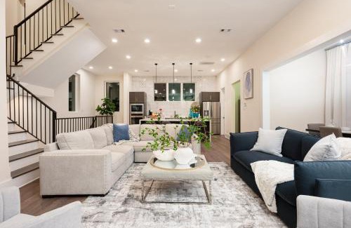Washington Ave./ Memorial Park House | 4-Level Modern Luxury w Cozy Rooftop near Downtown