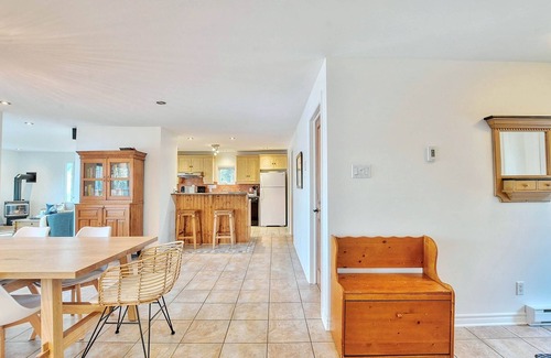 Amherst Ski Chalet | 4 Little Bears' Refuge, Cozy Lakefront property w/sandy beach, fireplace & spa