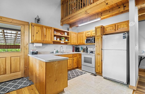 Knoxville Cabin | 4 Log Cabins on 16 acres near UTK, sleeps 31, Fireplaces, Hot tubs, Fishing