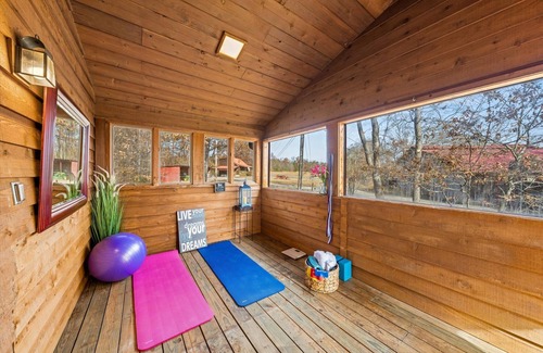 Knoxville Cabin | 4 Log Cabins on 16 acres near UTK, sleeps 31, Fireplaces, Hot tubs, Fishing