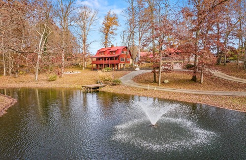 Knoxville Cabin | 4 Log Cabins on 16 acres near UTK, sleeps 31, Fireplaces, Hot tubs, Fishing