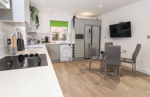 Withernsea Cottage | 4 MANOR GARTH, pet friendly, country holiday cottage in Withernsea