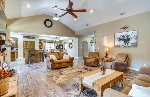 Stephenville House | 4 Mi to Dtwn Home with Pool in Stephenville!