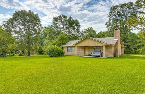 Redlick House | 4 Mi to Hospital Texarkana Family Home with Yard!