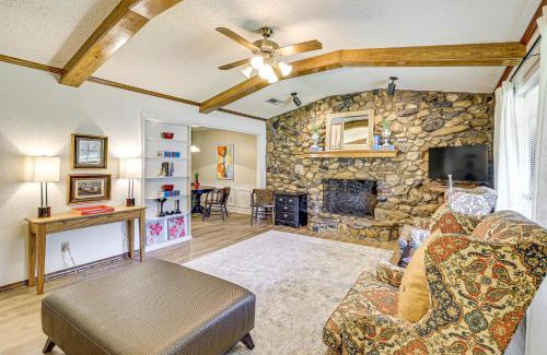 Redlick House | 4 Mi to Hospital Texarkana Family Home with Yard!