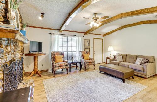 Redlick House | 4 Mi to Hospital Texarkana Family Home with Yard!