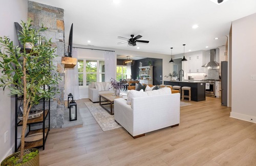 Aberdeen House | 4 Miles to NO. 2! Large private home with Guitar Shaped Pool!