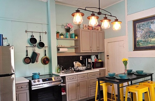 Cabbagetown Apartment | 4 Minutes to Downtown by the Atlanta Beltline Trail in the Cabbagetown Neighborhood