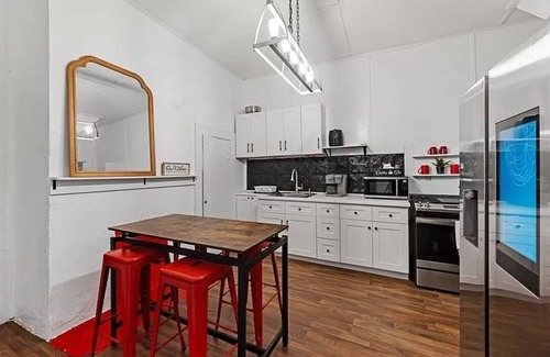 Cabbagetown Apartment | 4 Minutes to Downtown by the Atlanta Beltline Trail in the Cabbagetown Neighborhood
