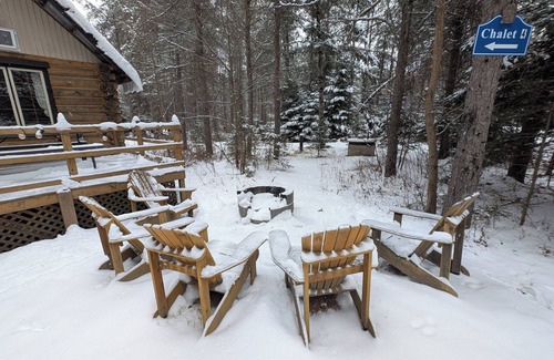 Riviere-Rouge Ski Chalet | 4 - Prunier : Chaleureux chalet en bois rond au bord de la belle Rivière Rouge