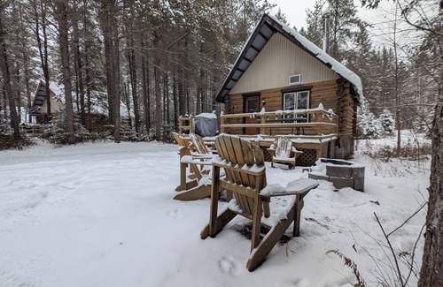 Riviere-Rouge Ski Chalet | 4 - Prunier : Chaleureux chalet en bois rond au bord de la belle Rivière Rouge